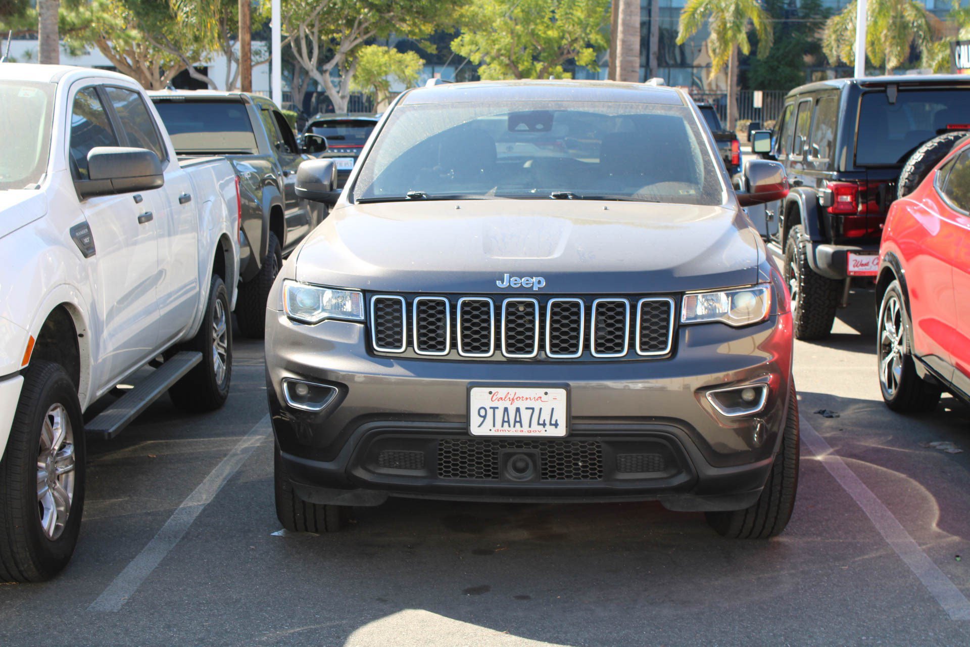 Used 2021 Jeep Grand Cherokee Laredo AWD/4WD image 2