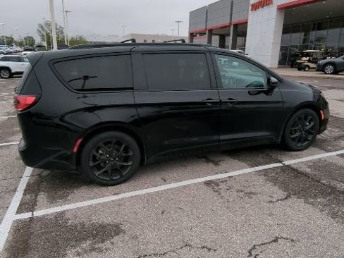 Used 2025 Chrysler Pacifica Limited image 12