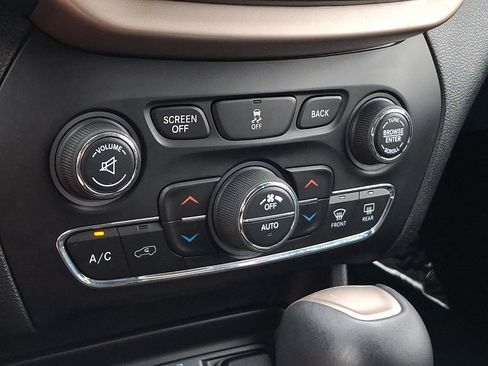 Used 2017 Jeep Cherokee Limited AWD/4WD image 16