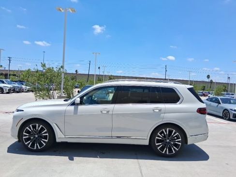 Used 2023 BMW X7 xDrive40i w/ Parking Assistance Package AWD/4WD image 3