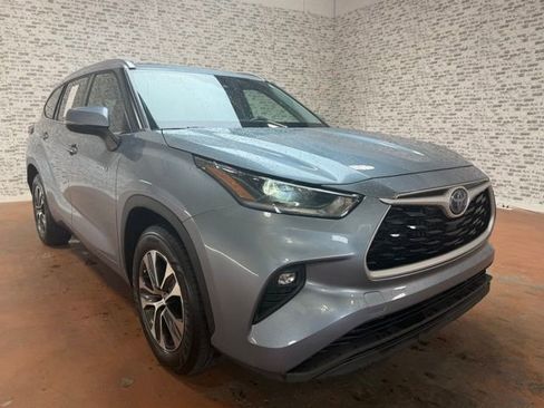 Used 2021 Toyota Highlander XLE FWD image 7