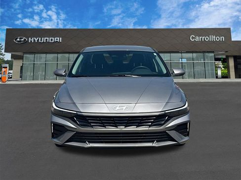Used 2025 Hyundai Elantra SE FWD image 2