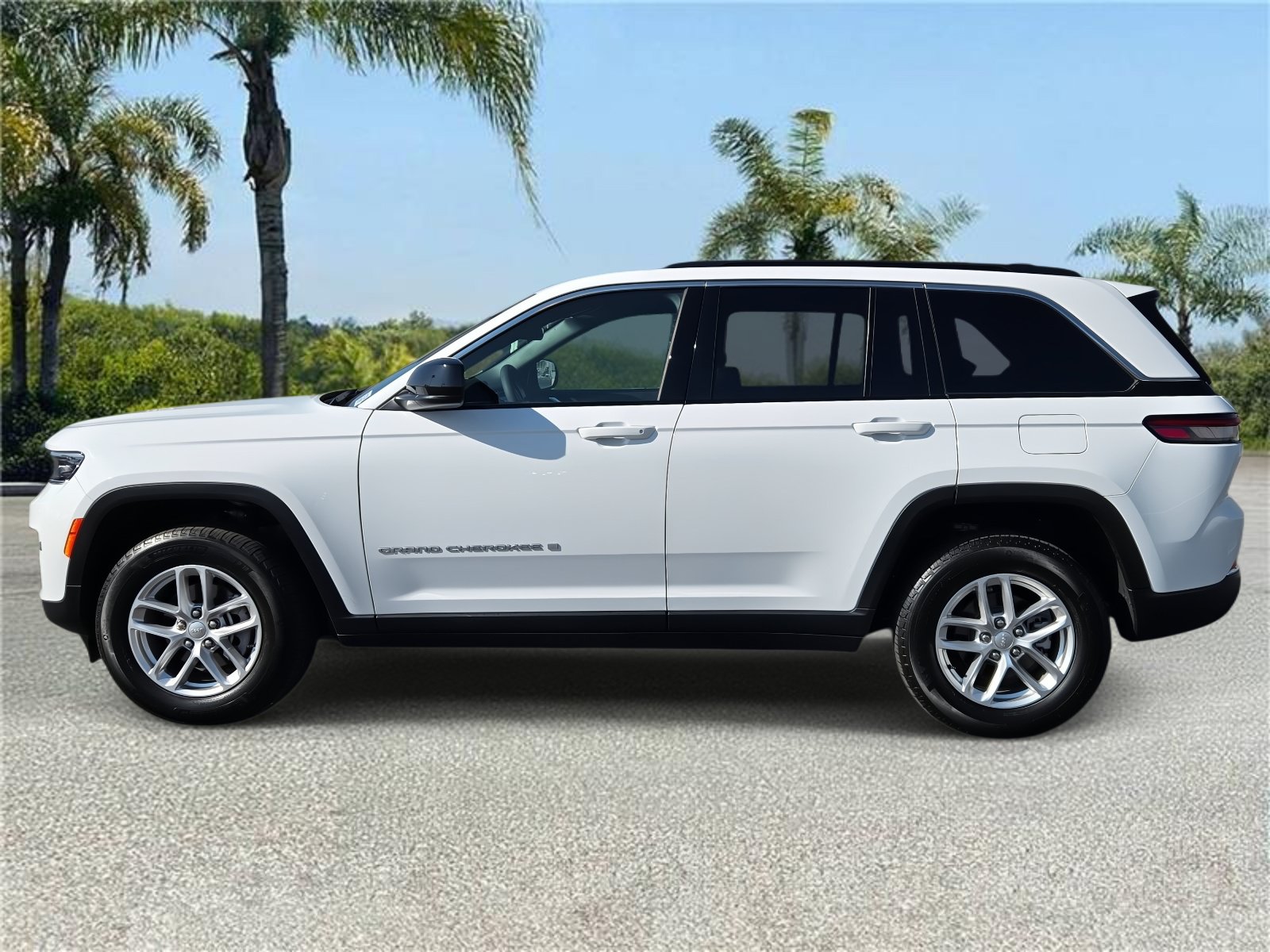 Used 2025 Jeep Grand Cherokee Laredo X RWD image 2
