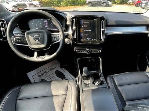 Used 2022 Volvo XC40 T5 Momentum image 18