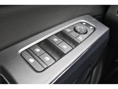 Used 2025 Nissan Pathfinder SV image 19