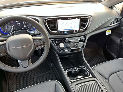 New 2026 Chrysler Pacifica Limited w/ S Appearance Package image 13