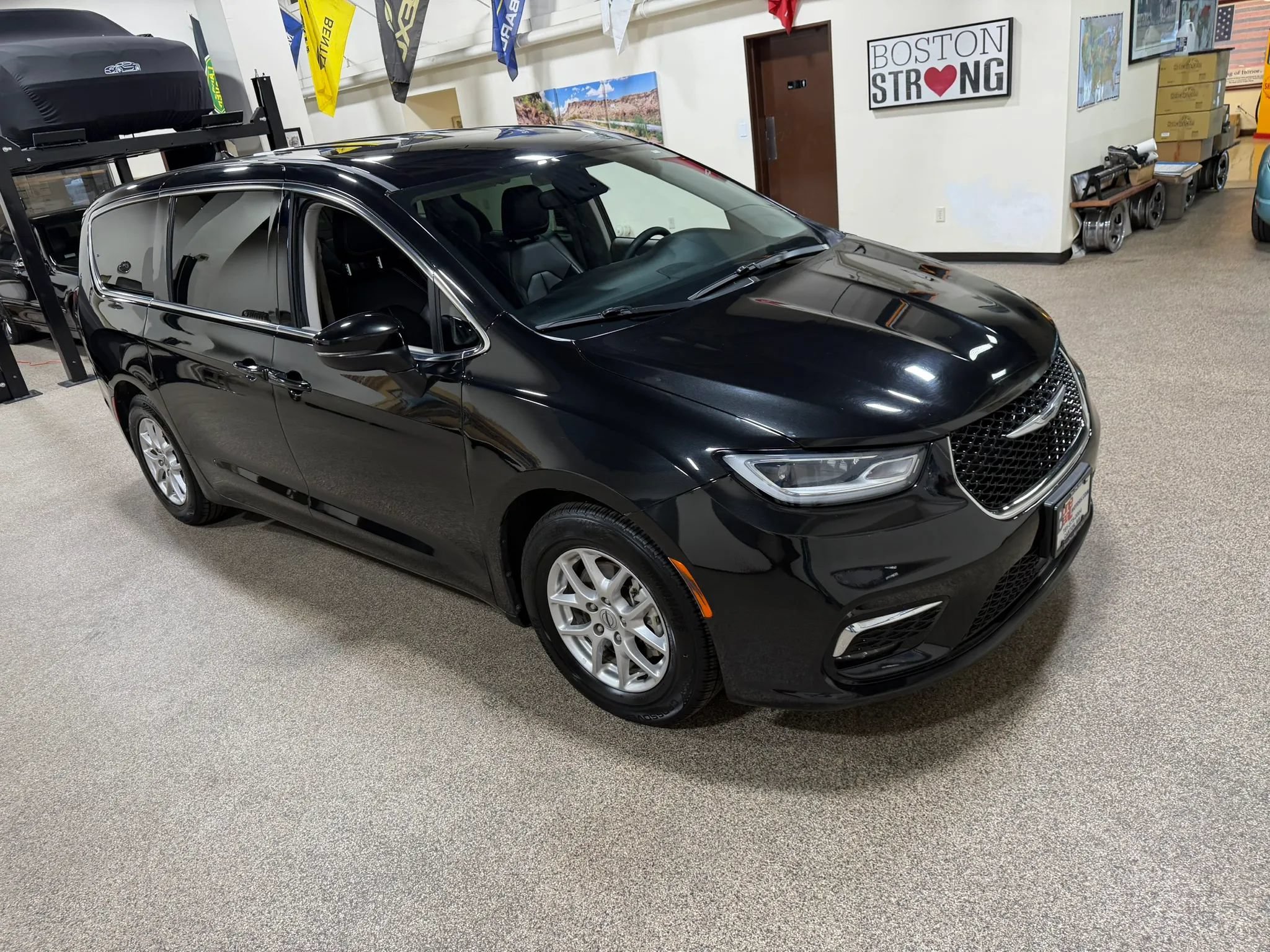 Used 2023 Chrysler Pacifica Touring-L FWD image 13