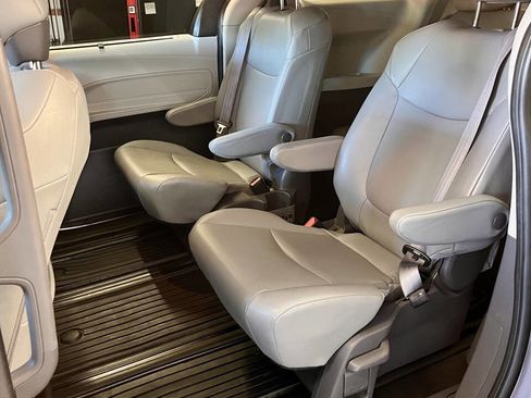 Used 2021 Toyota Sienna XLE image 16