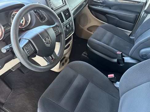 Used 2018 Dodge Grand Caravan SE w/ UConnect Hands-Free Group image 5