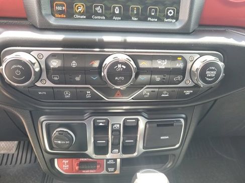 Used 2022 Jeep Wrangler Unlimited Rubicon w/ Cold Weather Group AWD/4WD image 18