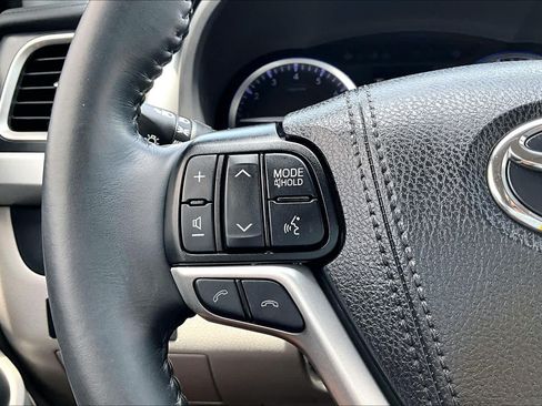 Used 2019 Toyota Highlander Limited FWD image 24