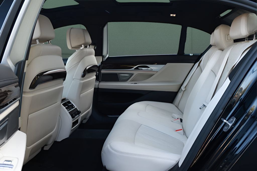 Used 2020 BMW 750i xDrive w/ Executive Package AWD/4WD image 12
