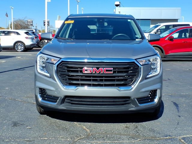 Used 2024 GMC Terrain SLE FWD image 2
