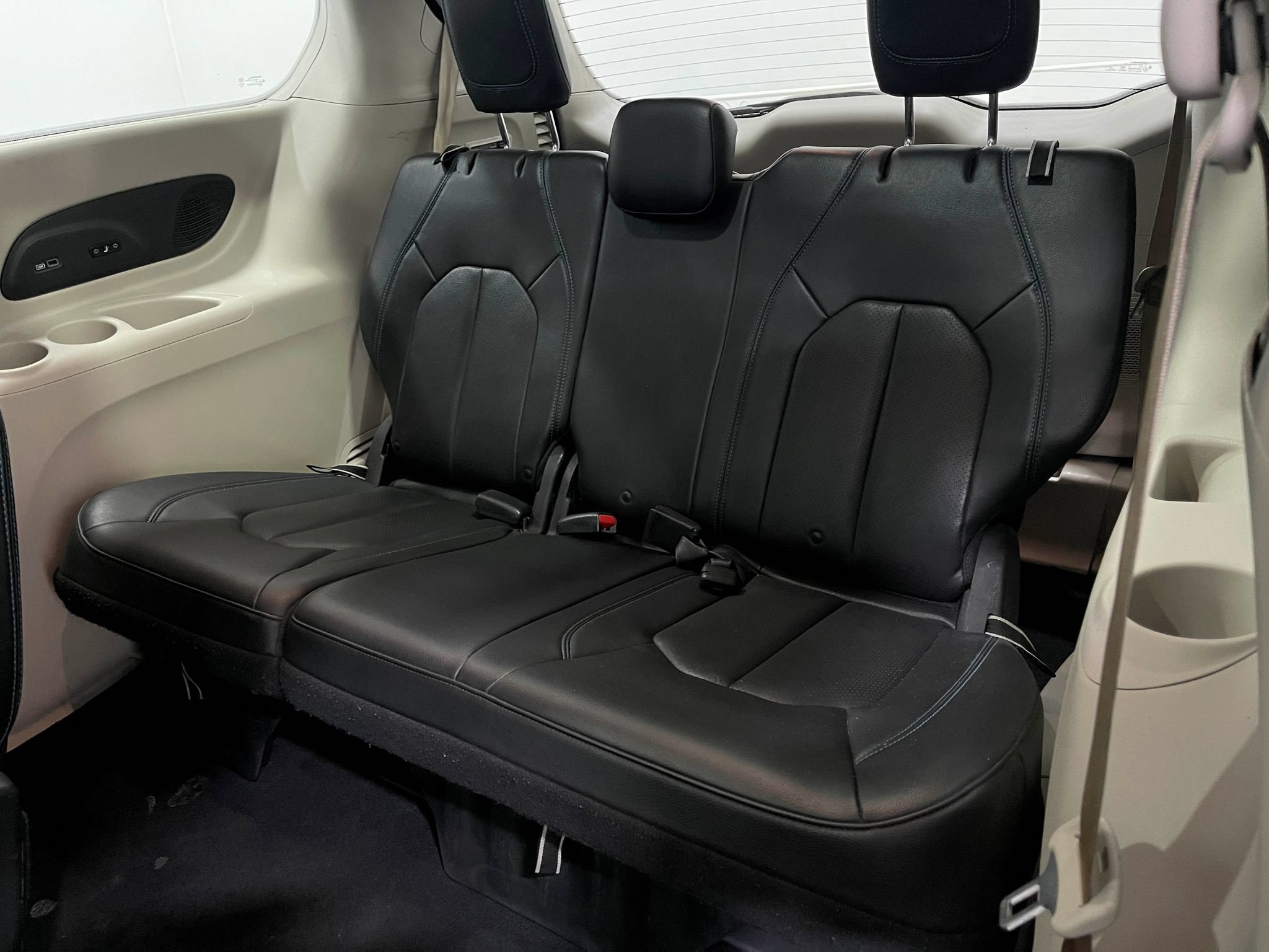 Used 2019 Chrysler Pacifica Limited FWD image 31