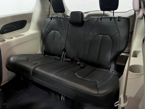 Used 2019 Chrysler Pacifica Limited FWD image 31