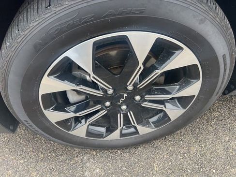 Used 2024 Kia Carnival EX FWD image 3