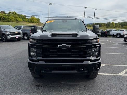 Used 2024 Chevrolet Silverado 2500 Custom w/ Custom Convenience Package image 2