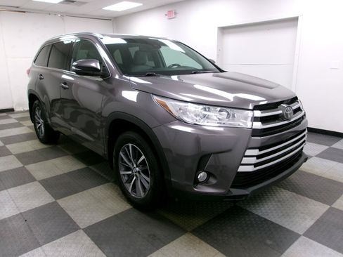 Used 2018 Toyota Highlander XLE AWD/4WD image 17