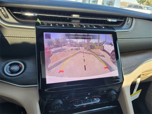 New 2025 Jeep Grand Cherokee Limited image 35