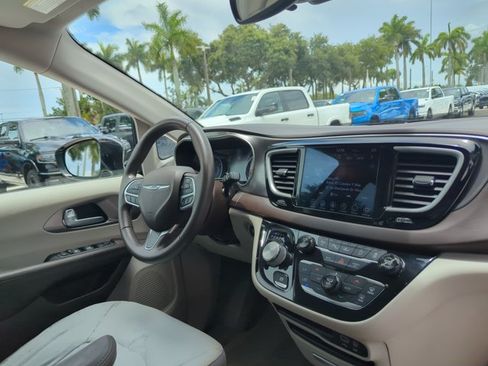 Used 2018 Chrysler Pacifica Touring-L w/ Advanced Safetytec Group FWD image 24