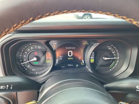 Used 2024 Jeep Wrangler Unlimited AWD/4WD image 6
