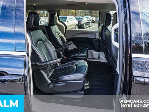 Used 2024 Chrysler Pacifica Select image 24