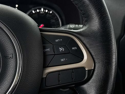 Used 2015 Jeep Renegade Latitude FWD image 30