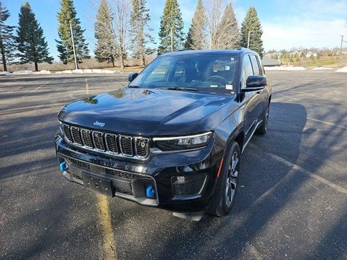 Used 2023 Jeep Grand Cherokee Overland w/ Advanced Protech Group III image 2