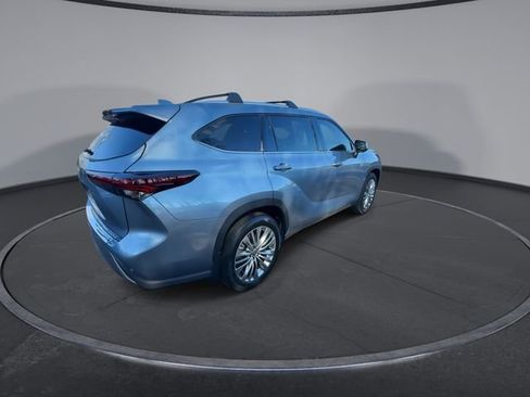 Used 2024 Toyota Highlander Platinum image 16