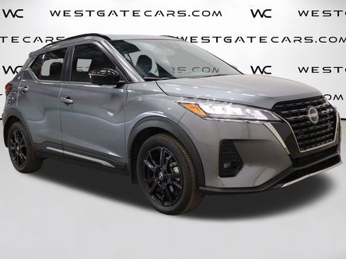 Used 2022 Nissan Kicks SR image 2