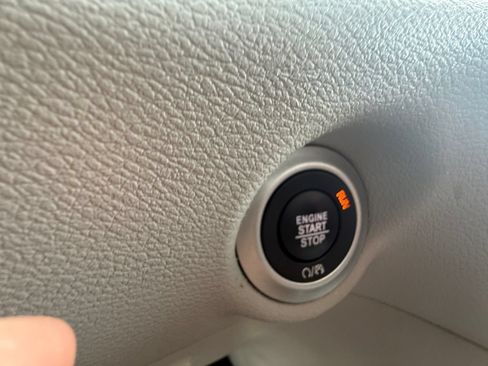 Used 2024 Chrysler Pacifica Touring-L FWD image 31