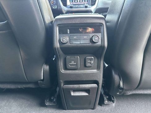 Used 2019 GMC Acadia SLT FWD image 18