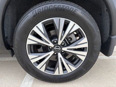 Used 2023 Nissan Rogue SV image 4