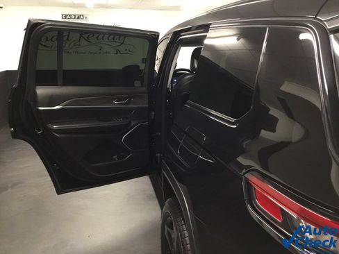 Used 2022 Jeep Grand Cherokee L Limited w/ Black Appearance Package AWD/4WD image 26