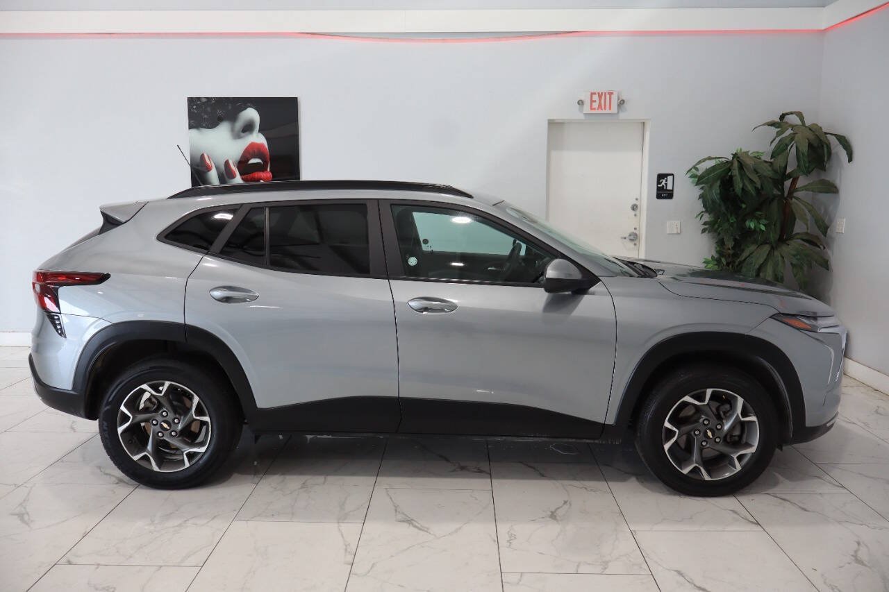 Used 2024 Chevrolet Trax LT FWD image 3