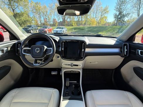 Used 2019 Volvo XC40 T5 Momentum image 32