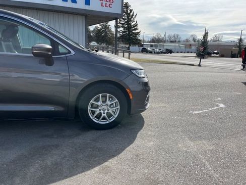 Used 2023 Chrysler Pacifica Touring-L FWD image 15