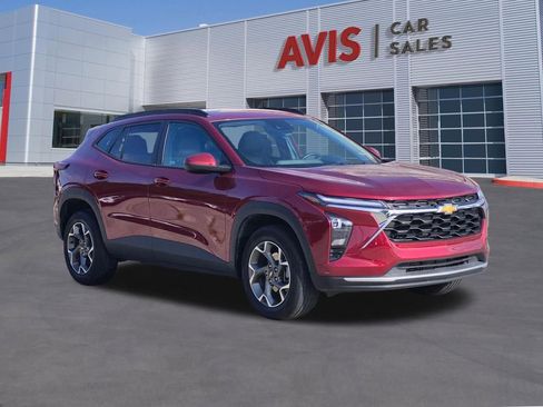 Used 2025 Chevrolet Trax LT w/ LT Convenience Package FWD image 3