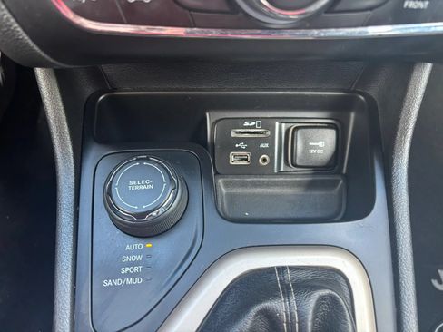 Used 2017 Jeep Cherokee Limited AWD/4WD image 16