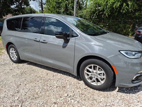 Used 2025 Chrysler Pacifica Select FWD image 4