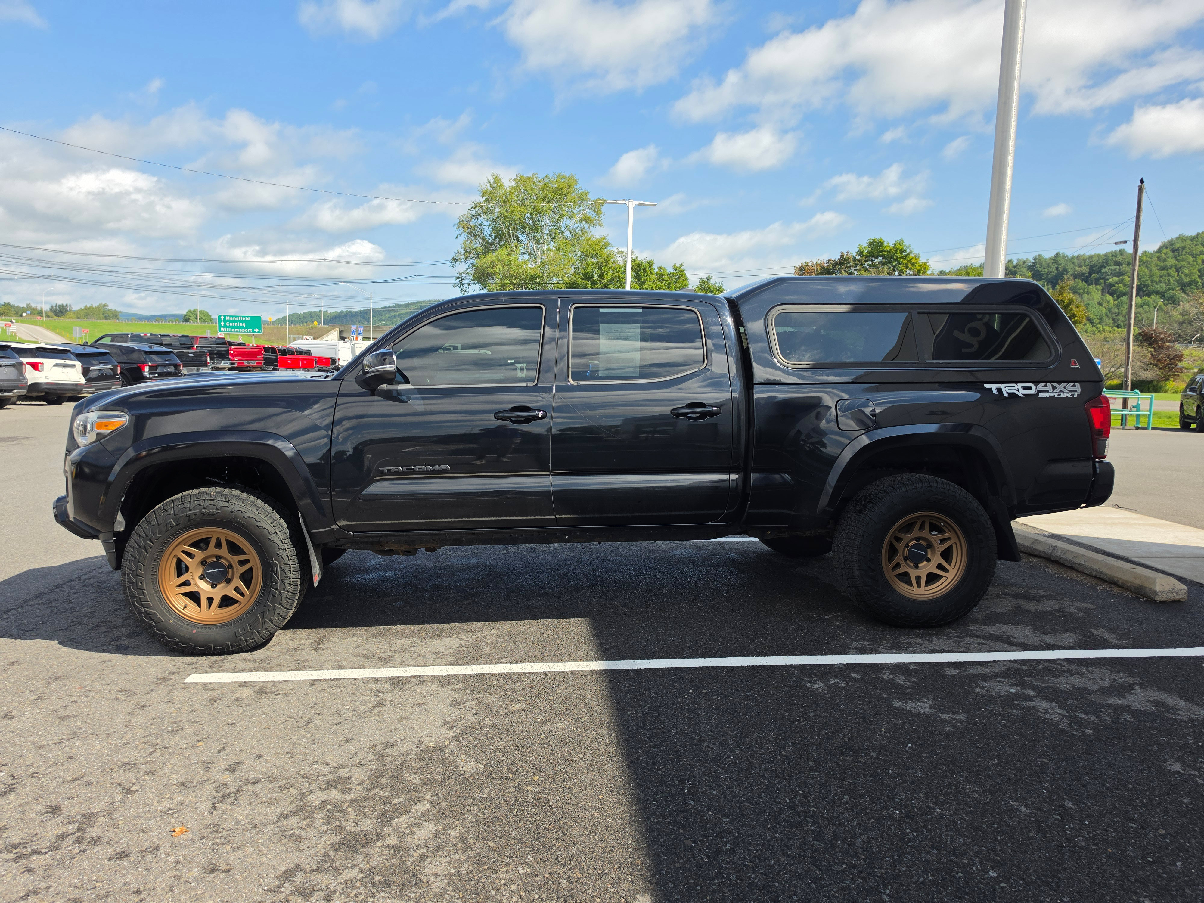 Used 2019 Toyota Tacoma TRD Sport w/ TRD Premium Sport Package AWD/4WD image 6