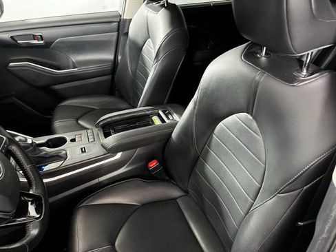 Used 2020 Toyota Highlander XLE image 11