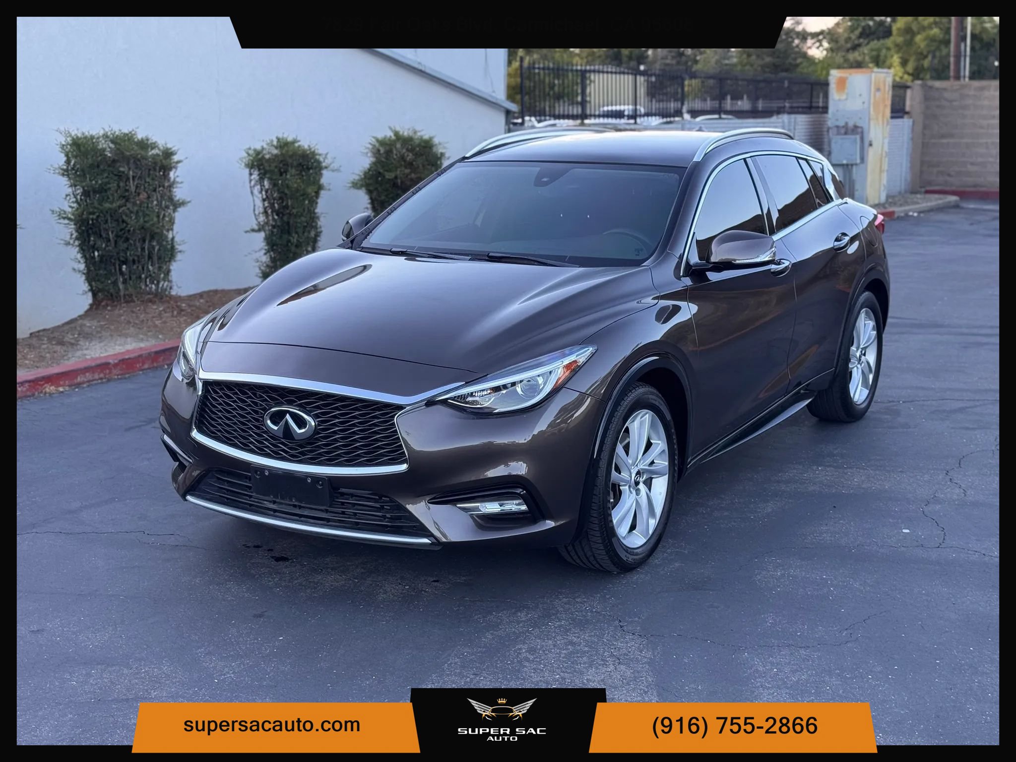Used 2017 INFINITI QX30 Premium w/ Cargo Package FWD image 1