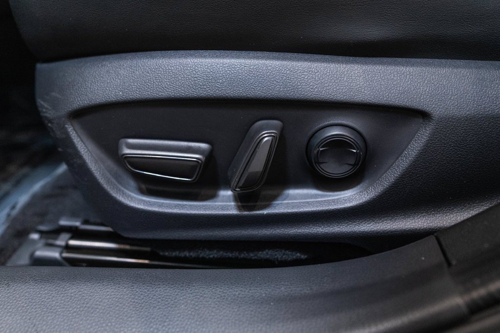 Certified 2025 Toyota Prius XLE FWD image 21