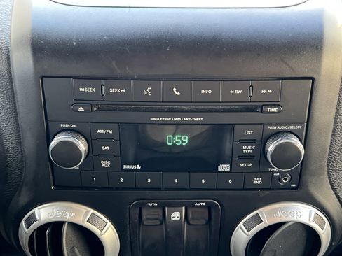 Used 2016 Jeep Wrangler Rubicon w/ Power Convenience Group AWD/4WD image 27