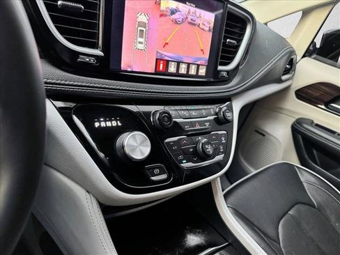 Used 2023 Chrysler Pacifica Limited w/ Uconnect Theater Family Group image 10