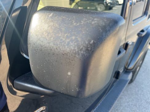 Used 2018 Jeep Wrangler Unlimited Sahara image 39