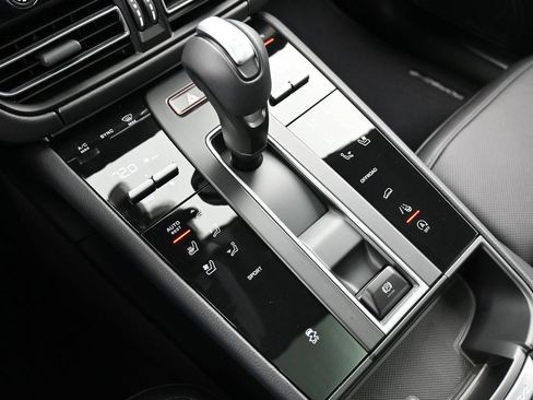 Certified 2026 Porsche Macan AWD/4WD image 22