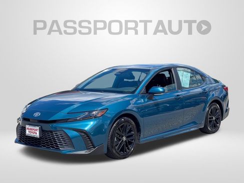 Used 2025 Toyota Camry SE FWD image 1