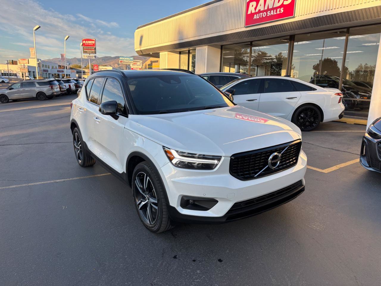 Used 2022 Volvo XC40 T5 R-Design AWD/4WD image 2